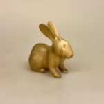 Kanin - Håndskåret af træ Stor, kaniner, hare, harer, træhare, trækanin, kaninhold, dyr, trædyr, træfigur, håndlavet, håndsnittet, træskærearbejde, træsnit, træskærer, dansk, gave, gaveide, julegave, specielt, flot, sød, indretning, nordisk, stil, biti, ribe, vadehavet, nationalpark, kaninfigur, natur, vejleder,