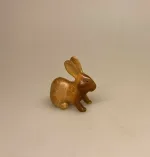 Kanin - Håndskåret af træ Lille, kanin, kaniner, trækanin, trækaniner, træfigur, af træ, kaninunge, lille, trædyr, træfigur, hare, påskehare, harer, harekilling, håndlavet, træsnit, træskærearbejde, håndværk, kunst, biti, ribe