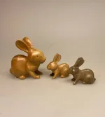 Kanin - Håndskåret af træ Lille, kanin, kaniner, trækanin, trækaniner, træfigur, af træ, kaninunge, lille, trædyr, træfigur, hare, påskehare, harer, harekilling, håndlavet, træsnit, træskærearbejde, håndværk, kunst, biti, ribe