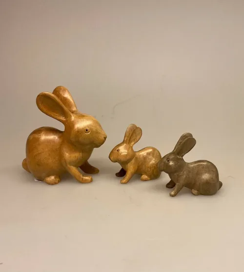 Kanin - Håndskåret af træ Lille, kanin, kaniner, trækanin, trækaniner, træfigur, af træ, kaninunge, lille, trædyr, træfigur, hare, påskehare, harer, harekilling, håndlavet, træsnit, træskærearbejde, håndværk, kunst, biti, ribe