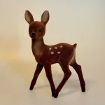 Klassisk Bambi - Brun Velour Stor, HIB, bambi, kronhjort, rådyr, dådyr, buk, råbuk, dåbuk, hjort, bukkejagt, jæger, retro, figur, 60'erne, original, velour, plys, nostalgisk, julepynt, stilleben, juleudstilling, gammeldags, gamle, sjov, sød, fin, flot, figur, skovens, dyr, skovtema, biti, ribe,