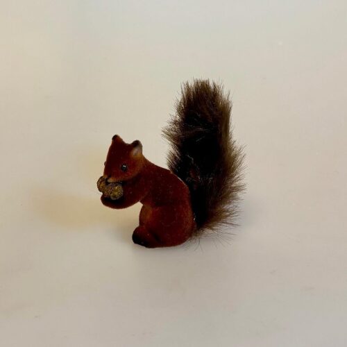 Klassisk Egern - brun velour - lille, egern, figur, retro, velour, 1060'erne, skovens dyr, skov, tema, jul, stilleben, kogle, naturlig, pynt, efterår, biti, ribe, hirschglück, tysk, EICH01, beflockt, flocktiere,