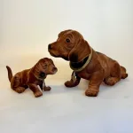Klassisk Nikke-Hund - Brun Velour Lille, Klassisk Nikke-hund - brun velour, wackel dackel, velour, brun, bagsæde, bagrude, nikke, vippe hund, gravhund, kær, gave ide, hunde ejer, hattehylde, søndagstur, nikkende, hund, bagrudehund, WADA, beflockt, flock, tiere, velour, brun, blød, ryste på hovedet, bilhund, gamle, biler, retro, 1960'erne, tysk, original, ægte, vintage, olds mobile, biltræf, tirsdage, oldtimer, hirschglück,