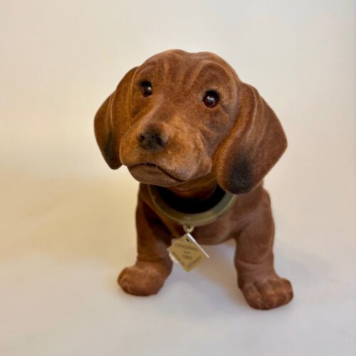 Klassisk Nikke-hund - brun velour, wackel dackel, velour, brun, bagsæde, bagrude, nikke, vippe hund, gravhund, kær, gave ide, hunde ejer, hattehylde, søndagstur, nikkende, hund, bagrudehund, WADA, beflockt, flock, tiere, velour, brun, blød, ryste på hovedet, bilhund, gamle, biler, retro, 1960'erne, tysk, original, ægte, vintage, olds mobile, biltræf, tirsdage, oldtimer, hirschglück,