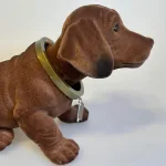 Klassisk Nikke-hund - brun velour, wackel dackel, velour, brun, bagsæde, bagrude, nikke, vippe hund, gravhund, kær, gave ide, hunde ejer, hattehylde, søndagstur, nikkende, hund, bagrudehund, WADA, beflockt, flock, tiere, velour, brun, blød, ryste på hovedet, bilhund, gamle, biler, retro, 1960'erne, tysk, original, ægte, vintage, olds mobile, biltræf, tirsdage, oldtimer, hirschglück,