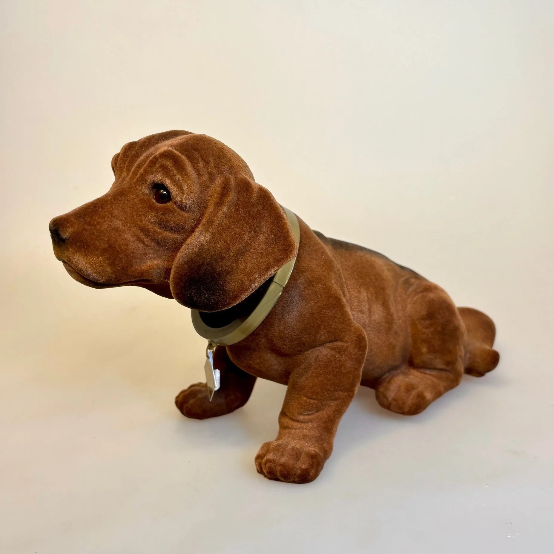 Klassisk Nikke-Hund - Brun Velour Klassisk Nikke-hund - brun velour, wackel dackel, velour, brun, bagsæde, bagrude, nikke, vippe hund, gravhund, kær, gave ide, hunde ejer, hattehylde, søndagstur, nikkende, hund, bagrudehund, WADA, beflockt, flock, tiere, velour, brun, blød, ryste på hovedet, bilhund, gamle, biler, retro, 1960'erne, tysk, original, ægte, vintage, olds mobile, biltræf, tirsdage, oldtimer, hirschglück,