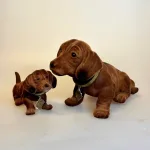 Klassisk Nikke-Hund - Brun Velour Lille, Klassisk Nikke-hund - brun velour, wackel dackel, velour, brun, bagsæde, bagrude, nikke, vippe hund, gravhund, kær, gave ide, hunde ejer, hattehylde, søndagstur, nikkende, hund, bagrudehund, WADA, beflockt, flock, tiere, velour, brun, blød, ryste på hovedet, bilhund, gamle, biler, retro, 1960'erne, tysk, original, ægte, vintage, olds mobile, biltræf, tirsdage, oldtimer, hirschglück,