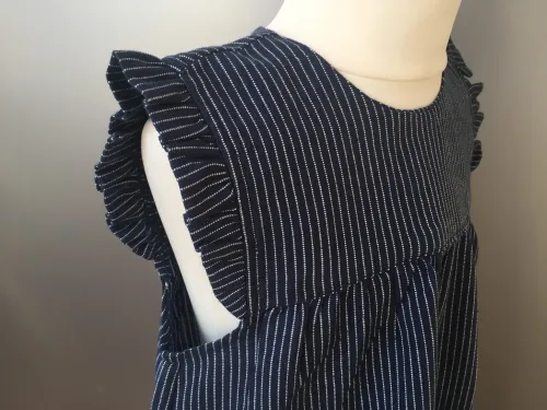 Børnekjole i bomuld - Mørkeblå Pinstribe (stof 591
