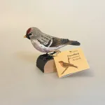 Naturens Fugle af Træ - Gråsisken, WG435, Naturens fugle - Wildlife garden - håndskåret af træ - Gråsisken, fugl, træfugl, fugl af træ, håndsnittet, fugle i farver, danmarks fauna