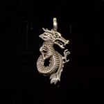 Vikingevedhæng i Sølv - Drage med Snoet Hale, sølvdrage, sv 533, BLT, asatro, asgård, udgård, fabeldyr, mytologi, mytologiske væsener, slange, loke, jætter, bifrost, dragevedhæng, magisk, mytologi, mytologisk, væsen, styrke