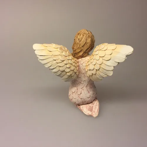 Arora "More than words" - Siddende engel - Angel of Hope - håb - håbets engel - skytsengel - skytsengle - lys i mørket - jeg passer på dig - englevinger