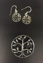 Vedhæng i sølv - Livets træ Yggdrasil med blade - Vikinge vedhæng i sølv - Livets træ Yggdrasil meViVedhæng i sølv - Livets træ Yggdrasil med blade, vikingesmykker, vikingsmykker, livstræet, ask, ygdrasil, yggdrassil, asatro, sølvvedhæng, sølvsmykke, kædevedhæng, freja, nordisk mytologi, asgård, udgård, midgård, museumssmykker, museums smykker, kopi smykker, fund, kopier af fund, ribe, biti,