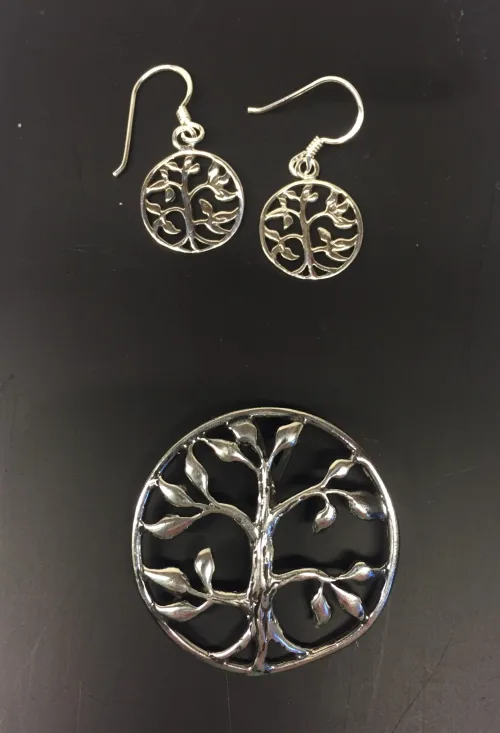 Vedhæng i sølv - Livets træ Yggdrasil med blade - Vikinge vedhæng i sølv - Livets træ Yggdrasil meViVedhæng i sølv - Livets træ Yggdrasil med blade, vikingesmykker, vikingsmykker, livstræet, ask, ygdrasil, yggdrassil, asatro, sølvvedhæng, sølvsmykke, kædevedhæng, freja, nordisk mytologi, asgård, udgård, midgård, museumssmykker, museums smykker, kopi smykker, fund, kopier af fund, ribe, biti,