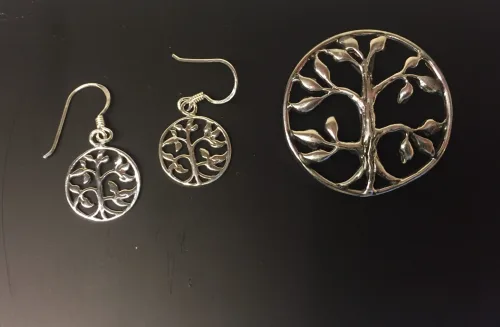 Vikingeøreringe i sølv - Livets træ Yggdrasil med blade - Vikinge vedhæng i sølv - Livets træ Yggdrasil med blade, Vikinge Vedhæng sølv - Livets træ Yggdrasil filigran, vikingesmykker, vikingsmykker, livstræet, ask, ygdrasil, yggdrassil, asatro, sølvvedhæng, sølvsmykke, kædevedhæng, freja, nordisk mytologi, asgård, udgård, midgård, museumssmykker, museums smykker, kopi smykker, fund, kopier af fund, ribe, biti,