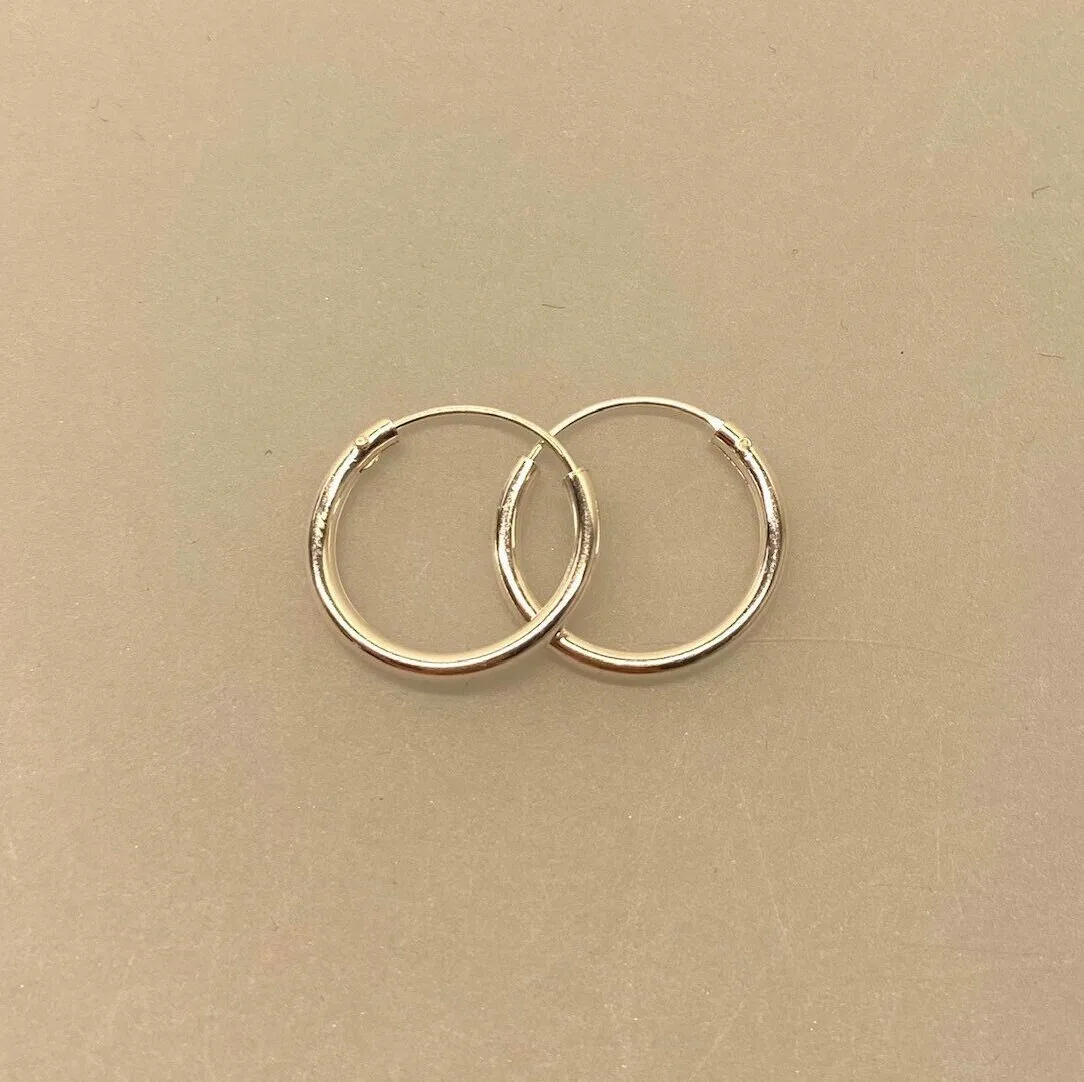 Creoler i Sølv Ø 18 mm Glatte Hoops 2 mm Creoler i Sølv Ø 18 mm Glatte Hoops 2 mm, sø 2018, tykke, små, blanke, enkle, stilede, hverdag, hverdags, lyse, blanke, kvalitet, hoops, øreringe, rinde, ringe, billige, flotte, stilede, stilige, cool, smarte, biti, ribe