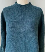 , Lugano, petroleumsfarvet, petroleum, herrestrik, herresweater, klassisk, lækker, kvalitet, blød, tyk, damestrik, oversize, loose fit, casual, sweater, striktrøje, striksweater, uldtrøje, uldsweater, biti, Ribe, skotsk,