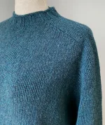 , Lugano, petroleumsfarvet, petroleum, herrestrik, herresweater, klassisk, lækker, kvalitet, blød, tyk, damestrik, oversize, loose fit, casual, sweater, striktrøje, striksweater, uldtrøje, uldsweater, biti, Ribe, skotsk,