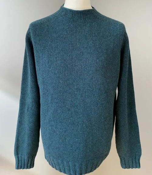 , Lugano, petroleumsfarvet, petroleum, herrestrik, herresweater, klassisk, lækker, kvalitet, blød, tyk, damestrik, oversize, loose fit, casual, sweater, striktrøje, striksweater, uldtrøje, uldsweater, biti, Ribe, skotsk,