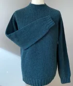 , Lugano, petroleumsfarvet, petroleum, herrestrik, herresweater, klassisk, lækker, kvalitet, blød, tyk, damestrik, oversize, loose fit, casual, sweater, striktrøje, striksweater, uldtrøje, uldsweater, biti, Ribe, skotsk,