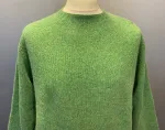 Harley of Scotland - Lambswool Pullover Uni - Grøn, klar grøn, græsgrøn, uldstrik, uldsweater, uldtrøje, uldpullover, pullover, sweater, herresweater, herretrøje, herrestrik, damemodel, unisex, fåreuld, natur, skotsk, skotland, kvalitet, let, varm, sommerstrik, biti, ribe, marsken, grøn trøje, vadehavet