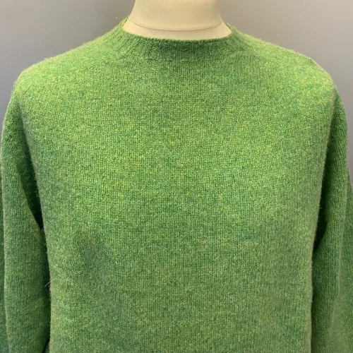 Harley of Scotland - Lambswool Pullover Uni - Grøn, klar grøn, græsgrøn, uldstrik, uldsweater, uldtrøje, uldpullover, pullover, sweater, herresweater, herretrøje, herrestrik, damemodel, unisex, fåreuld, natur, skotsk, skotland, kvalitet, let, varm, sommerstrik, biti, ribe, marsken, grøn trøje, vadehavet