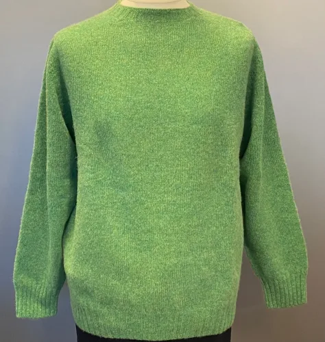 Harley of Scotland - Lambswool Pullover Uni - Grøn, klar grøn, græsgrøn, uldstrik, uldsweater, uldtrøje, uldpullover, pullover, sweater, herresweater, herretrøje, herrestrik, damemodel, unisex, fåreuld, natur, skotsk, skotland, kvalitet, let, varm, sommerstrik, biti, ribe, marsken, grøn trøje, vadehavet