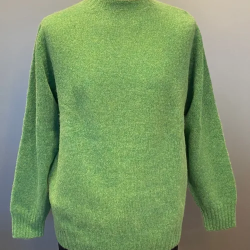 Harley of Scotland - Lambswool Pullover Uni - Grøn, klar grøn, græsgrøn, uldstrik, uldsweater, uldtrøje, uldpullover, pullover, sweater, herresweater, herretrøje, herrestrik, damemodel, unisex, fåreuld, natur, skotsk, skotland, kvalitet, let, varm, sommerstrik, biti, ribe, marsken, grøn trøje, vadehavet