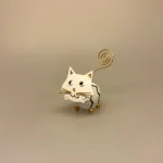 Metal Figur - Kat Hvid, M37, Memo Holder Metal - Hvid Kat, mini, kortholder, metalkat, kat, kattefigur, gave, gavedie, sangskjuler, menukort, pengegave, symbolsk, katteting, katteejer, tak, passe, gavekort, personlig, ting med katte, lille, håndlavet, metaldyr, metalkat, biti, ribe, memo, memoholder, huskeseddel, indkøbsseddel, note, huskeklemme, fotoholder, studentergave,, missekat
