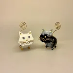 Metal Figur - Kat Hvid, Metal Figur - Kat Sort, Memo Holder Metal - Sort Kat, Memo Holder Metal - Hvid Kat, mini, kortholder, metalkat, kat, kattefigur, gave, gavedie, sangskjuler, menukort, pengegave, symbolsk, katteting, katteejer, tak, passe, gavekort, personlig, ting med katte, lille, håndlavet, metaldyr, metalkat, biti, ribe