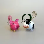 Memo holder metal - Lyserød gris, Metal Figur - Lyserød Gris, grisebasse, grissebasse, pink, svin, pig, piggy, ting med grise, gurli gris, gustav gris, memoholder, huskeseddel, noter, huskeklemme, indkøbsseddel, pengegave, pengeholder, fotoholder, gave, metalgris, grisefigur, metalfigur,