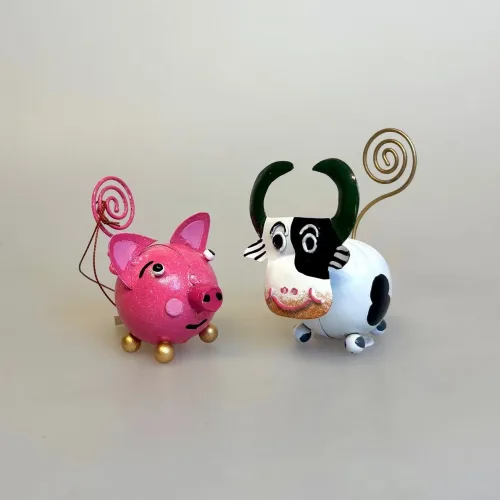 Memo holder metal - Lyserød gris, Metal Figur - Lyserød Gris, grisebasse, grissebasse, pink, svin, pig, piggy, ting med grise, gurli gris, gustav gris, memoholder, huskeseddel, noter, huskeklemme, indkøbsseddel, pengegave, pengeholder, fotoholder, gave, metalgris, grisefigur, metalfigur,