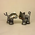 Metalfigur - Sort kat fjeder, M74S, sølvbryllup, bryllupsgave, metalkat, kattefigur, kat, missekat, mis, sort kat, penge, pengegave, penge i gave, memo, noter, ting med katte, katteting, biti, ribe, Metalfigur - Kobber Kat fjeder, kobber, kat, kattefigur, kat af metal, metalkat, metaldyr, kunst, kunståndværk, unika, håndlavet, håndarbejde, smedet, finurlig, sjove, pengegave, ide til pengegave, ide til penge, penge i gave, holder til penge, memo, memoholder, mis, missekat, lille kat, catlover, ting med katte, katteting
