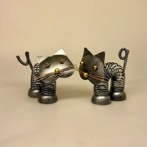 Metalfigur - Sort kat fjeder, M74S, sølvbryllup, bryllupsgave, metalkat, kattefigur, kat, missekat, mis, sort kat, penge, pengegave, penge i gave, memo, noter, ting med katte, katteting, biti, ribe, Metalfigur - Kobber Kat fjeder, kobber, kat, kattefigur, kat af metal, metalkat, metaldyr, kunst, kunståndværk, unika, håndlavet, håndarbejde, smedet, finurlig, sjove, pengegave, ide til pengegave, ide til penge, penge i gave, holder til penge, memo, memoholder, mis, missekat, lille kat, catlover, ting med katte, katteting