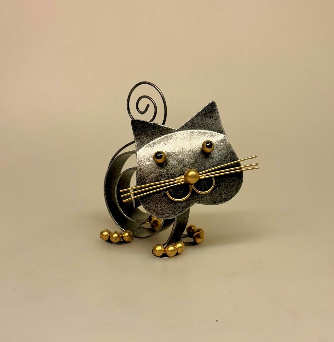 Metalfigur - Sort kat spiral, nelly, M74T, metalkat, kattefigur, kat, missekat, mis, sort kat, penge, pengegave, penge i gave, memo, noter, ting med katte, katteting, biti, ribe