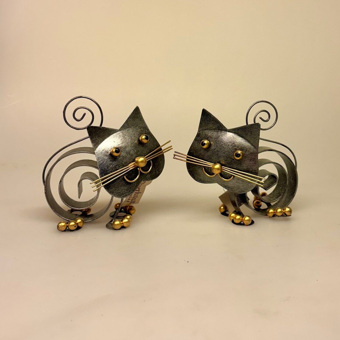 Metalfigur - Sort kat spiral, nelly, M74T, metalkat, kattefigur, kat, missekat, mis, sort kat, penge, pengegave, penge i gave, memo, noter, ting med katte, katteting, biti, ribe
