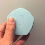 Trine Rytter keramik - Foldemønster elfenben lyseblå, lysestage, fyrfadsstage, keramik, porcelæn, pastelfarvet, pastelblå, diamant, foldet, grafisk, biti, ribe, dansk design