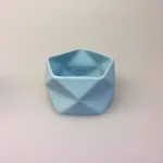 Trine Rytter keramik - Foldemønster elfenben lyseblå, lysestage, fyrfadsstage, keramik, porcelæn, pastelfarvet, pastelblå, diamant, foldet, grafisk, biti, ribe, dansk design