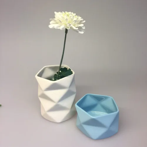 Trine Rytter keramik - Foldemønster elfenben lyseblå -Trine Rytter keramik - Foldemønster Elfenben, keramik, porcelæn, dansk, design, kunsthåndværkerne, keramikkamp, brugskunst, håndlavet, vase, fyrfadsstage, lys, kvalitet, specielt, biti, ribe