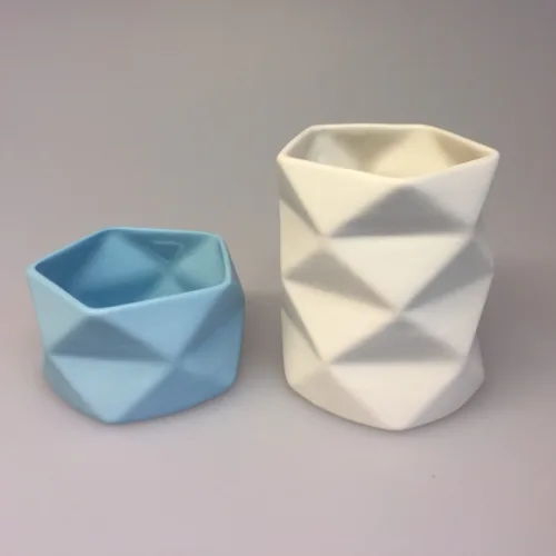 Trine Rytter keramik - Foldemønster elfenben lyseblå - Trine Rytter keramik - Foldemønster Elfenben, keramik, porcelæn, dansk, design, kunsthåndværkerne, keramikkamp, brugskunst, håndlavet, vase, fyrfadsstage, lys, kvalitet, specielt, biti, ribe