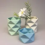 Trine Rytter keramik - Foldemønster Pastelgrøn - Trine Rytter keramik - Foldemønster elfenben lyseblå, lysestage, fyrfadsstage, keramik, porcelæn, pastelfarvet, pastelblå, diamant, foldet, grafisk, biti, ribe, dansk design - Trine Rytter keramik - Foldemønster Elfenben, keramik, porcelæn, dansk, design, kunsthåndværkerne, keramikkamp, brugskunst, håndlavet, vase, fyrfadsstage, lys, kvalitet, specielt, biti, ribe