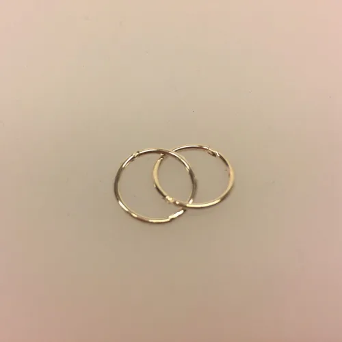 Creoler i sølv Ø 12 mm glatte hoops med click-lås, knækcreoler, clickcreoler, ægte, sterling, sølv, hoops, loops, hups, runde, ringe, blank, blanke, kvalitet, holdbare, nemme, nemme at lukke, smarte, små, diskrete, billige, øreringe, ørenringe, cirkler, biti, ribe