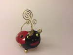 Metal Figur - Mariehøne, Memo holder metal - Mariehøne - marie marolle,Memo holder metal - Gul bi, honningbi, humlebi, flittig som en bi, arbejdsbi, memoholder, pengeholder, pengegave, huskeseddel, fotoholder, metalbi, metalfigur, gaveidé, naturen, biodiversitet, pas på bierne