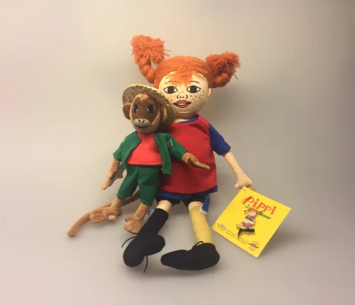 Pippi Langstrømpe og hr. Nelsson, krammedukker, krammedyr, stofdukke, pippidukke, abe, astrid lindgren, svensk, sverige, eventyr, historie, børneting, sovedyr, legetøj, nostalgisk, hr. nilson, her kommer pippi, kludedukke,