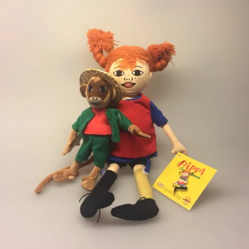 Pippi Langstrømpe og hr. Nelsson, krammedukker, krammedyr, stofdukke, pippidukke, abe, astrid lindgren, svensk, sverige, eventyr, historie, børneting, sovedyr, legetøj, nostalgisk, hr. nilson, her kommer pippi, kludedukke,