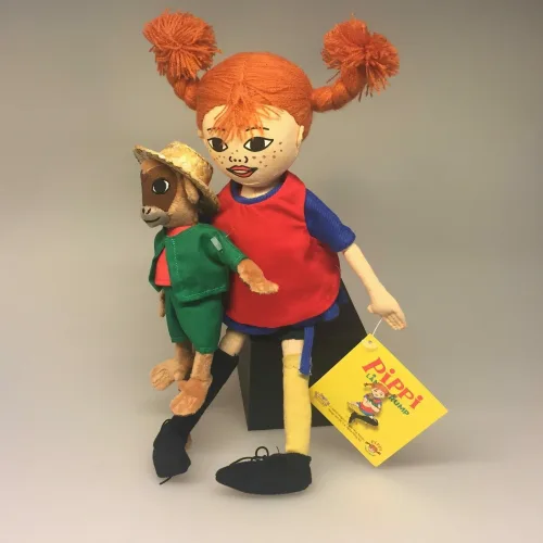 Pippi Langstrømpe og hr. Nelsson, krammedukker, krammedyr, stofdukke, pippidukke, abe, astrid lindgren, svensk, sverige, eventyr, historie, børneting, sovedyr, legetøj, nostalgisk, hr. nilson, her kommer pippi, kludedukke,