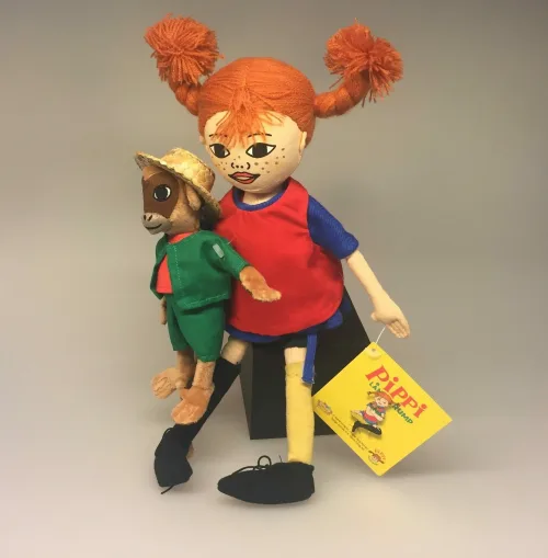 Pippi Langstrømpe og hr. Nelsson, krammedukker, krammedyr, stofdukke, pippidukke, abe, astrid lindgren, svensk, sverige, eventyr, historie, børneting, sovedyr, legetøj, nostalgisk, hr. nilson, her kommer pippi, kludedukke,