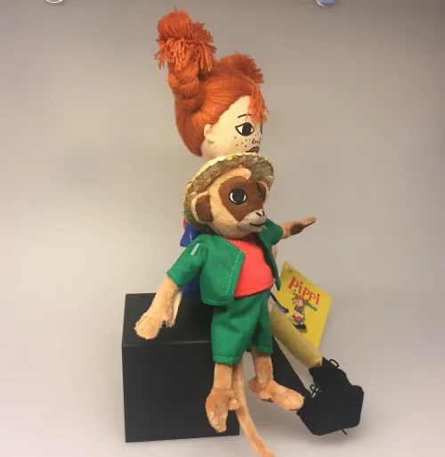 Pippi Langstrømpe og hr. Nelsson, krammedukker, krammedyr, stofdukke, pippidukke, abe, astrid lindgren, svensk, sverige, eventyr, historie, børneting, sovedyr, legetøj, nostalgisk, hr. nilson, her kommer pippi, kludedukke,