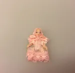 Baby rosa, babydukke, dukkebaby, 0488, 488, dukkehusdukke, dukkehusbaby, mini, miniatyre, miniature, lille, lyserød, rosa, pink, ting til dukkehuset, miniaturen, dollhouse, biti, ribe, vadehavet