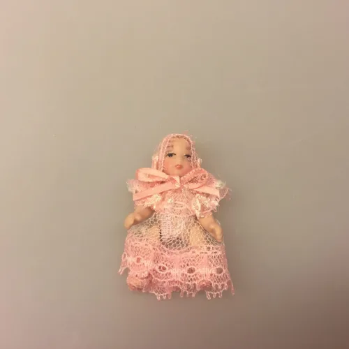 Baby rosa, babydukke, dukkebaby, 0488, 488, dukkehusdukke, dukkehusbaby, mini, miniatyre, miniature, lille, lyserød, rosa, pink, ting til dukkehuset, miniaturen, dollhouse, biti, ribe, vadehavet