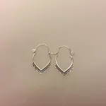 Creoler i sølv Ø 12 mm hjertebøjle med fint mønster, Ø 12 mm Creol øreringe sølv - hjertebøjle med fint mønster, Creol øreringe sølv - bøjle med fint mønster, hoops, loops, runde, øreringe, ringe, ørenringe, bali, boho, hippie, stylish, cool, ægte, sølv, sterling sølv, billige, lave priser, kvalitet, små, specielle, mønster, maanesten